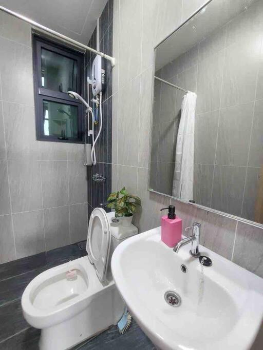 Legasi At Kampong Bahru With Full Kl View, 10Min Walk Train Station & Klcc Apartment Kuala Lumpur Exterior photo